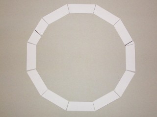 Der äußerste Ring der gestückelten Karte
 mit den beiden Enden der Schnur (bei ca. 2:30 Uhr und 10 Uhr).
