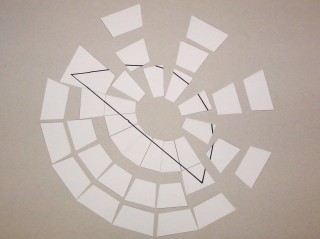 Ein Geradenstück auf der zweidimensionalen Karte
(untere Linie).